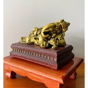 Tượng Phật Ganesha Phong Thái “Nằm Thư Giãn” – Màu Vàng Tài Lộc – Đế Gỗ Tự Nhiên