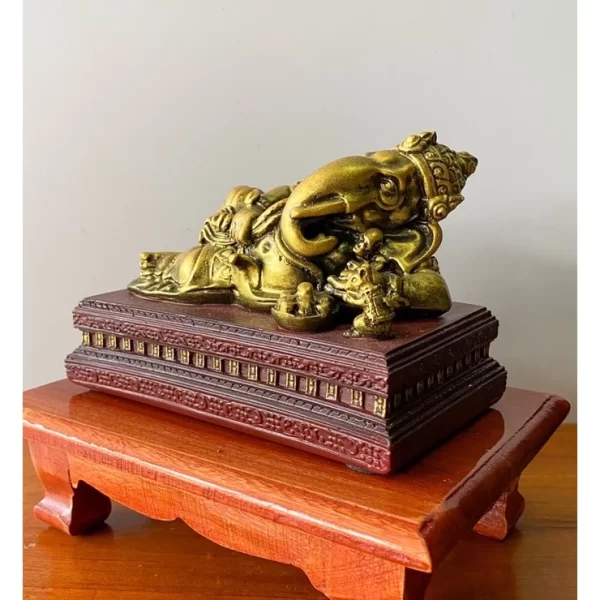 Tượng Phật Ganesha Phong Thái “Nằm Thư Giãn” – Màu Vàng Tài Lộc – Đế Gỗ Tự Nhiên