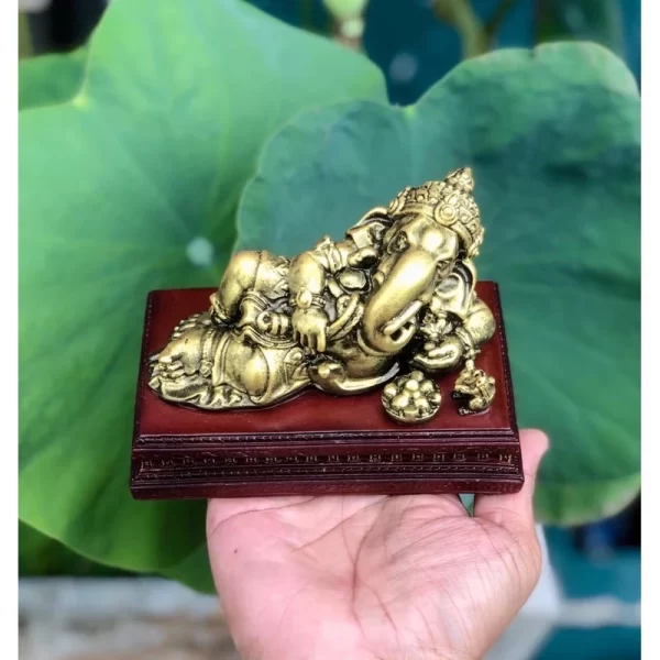 Tượng Phật Ganesha Phong Thái “Nằm Thư Giãn” – Màu Vàng Tài Lộc – Đế Gỗ Tự Nhiên - Ảnh 2