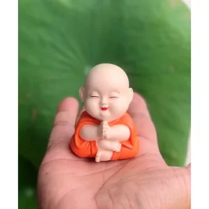 Tượng Chú Tiểu Ngồi Chắp Tay – Dáng Thiền Tịnh – Resin Sơn Màu – Cao 6.5 cm