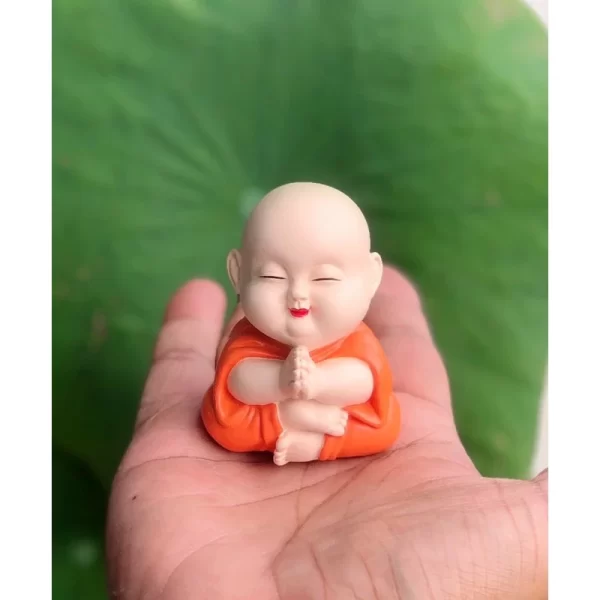 Tượng Chú Tiểu Ngồi Chắp Tay – Dáng Thiền Tịnh – Resin Sơn Màu – Cao 6.5 cm