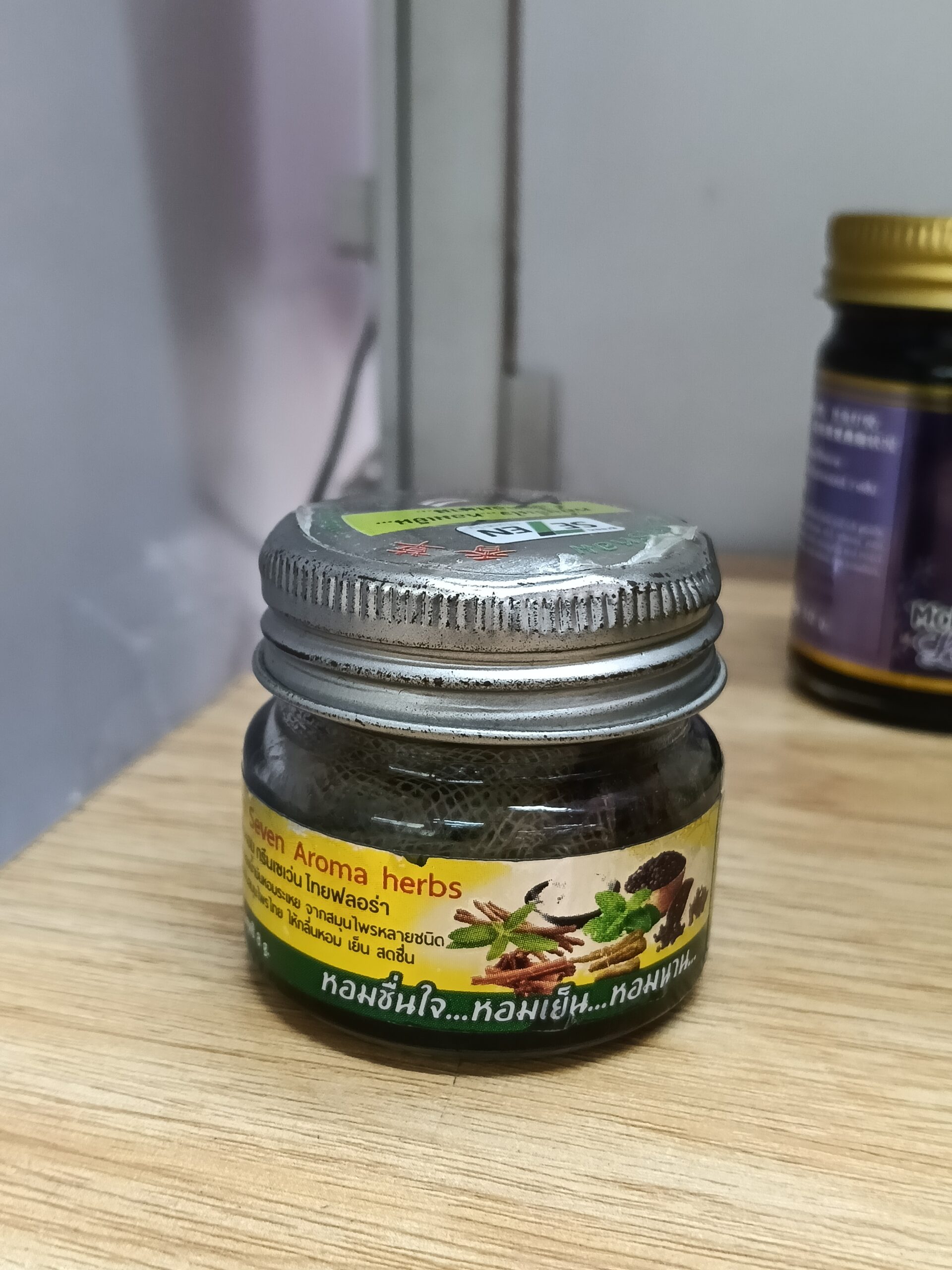 Hũ hít thảo dược Khun Prema (hoặc Seven Aroma Herbs, Dầu hít thảo mộc Thái Lan) của Thái Lan