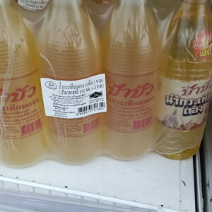 Nước tỏi ngâm (Pickled Garlic Juice) đến từ thương hiệu Pa Bua của Thái Lan.