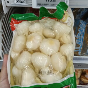 Tỏi ngâm nguyên củ (Pickled Garlic) đến từ thương hiệu Mae Klong (แม่กลอง).