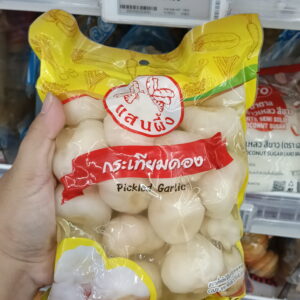 Tỏi ngâm nguyên củ (Pickled Garlic) thuộc thương hiệu Saen Phung (แสนผึ้ง).
