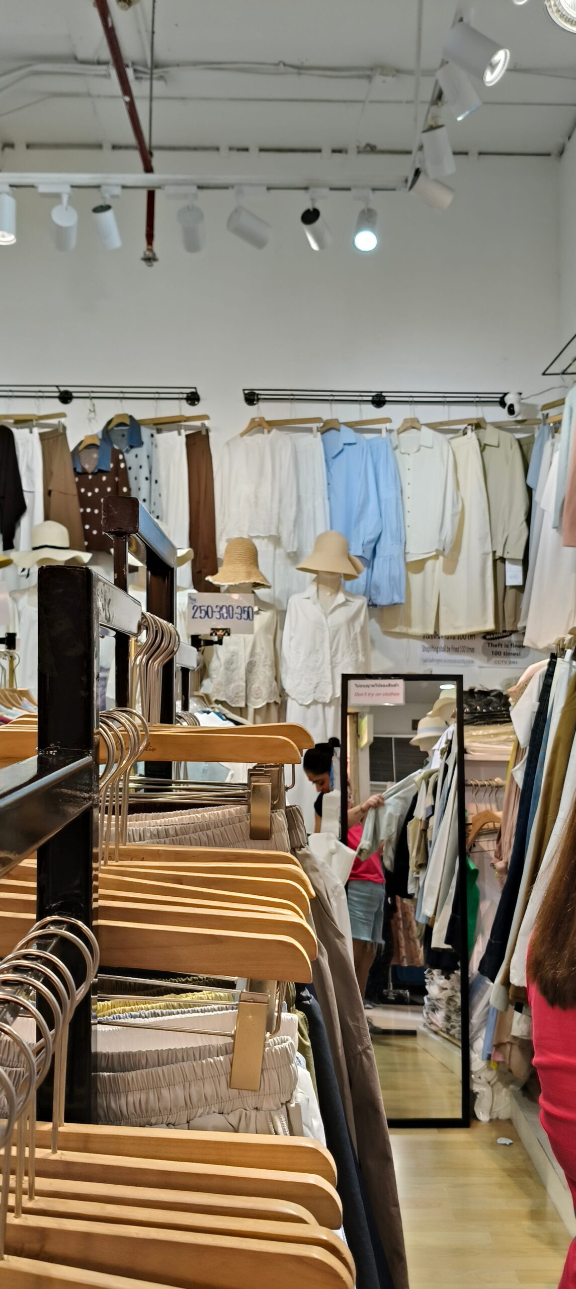 WHITE STUDIO - Ảnh 2